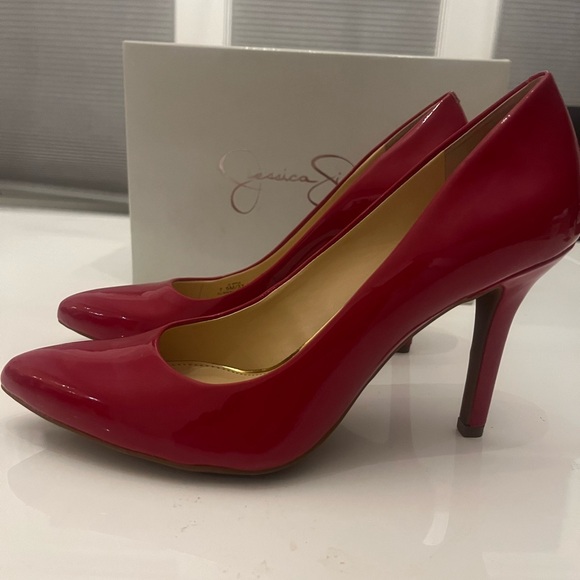 NIB Rich red pumps 7.5 - Picture 2 of 10